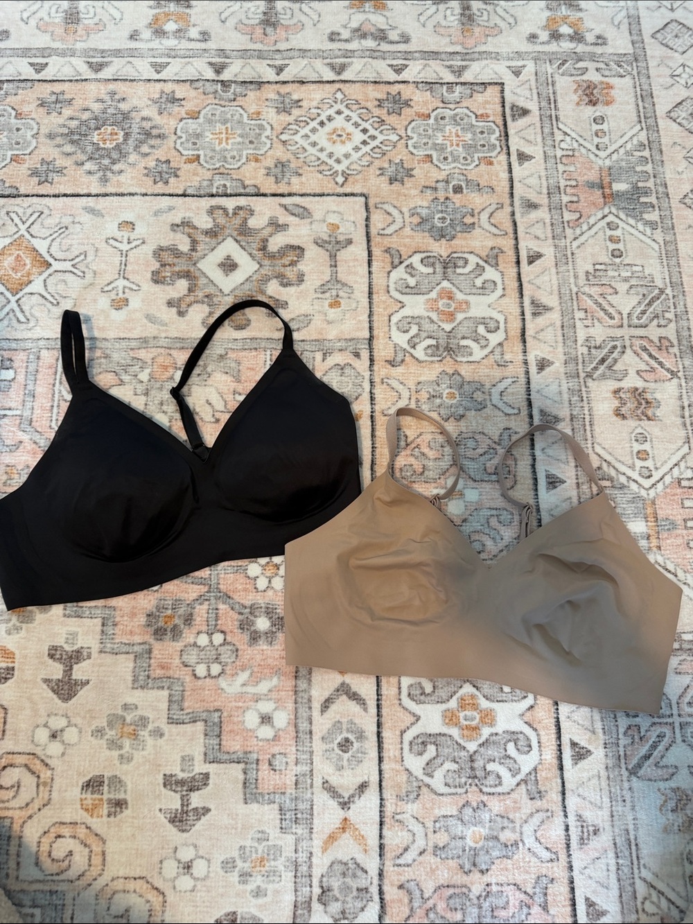 Seamless Wireless T-Shirt Bra — Black & Taupe